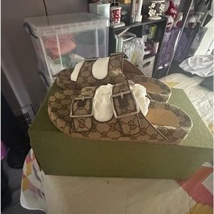 Brand new Gucci slide never been worn a man size 8